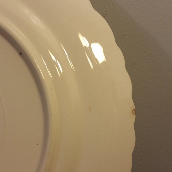 Vintage Taylor Smith & Taylor English Abbey 10" dinner plate, red and white - Picture 6 of 8